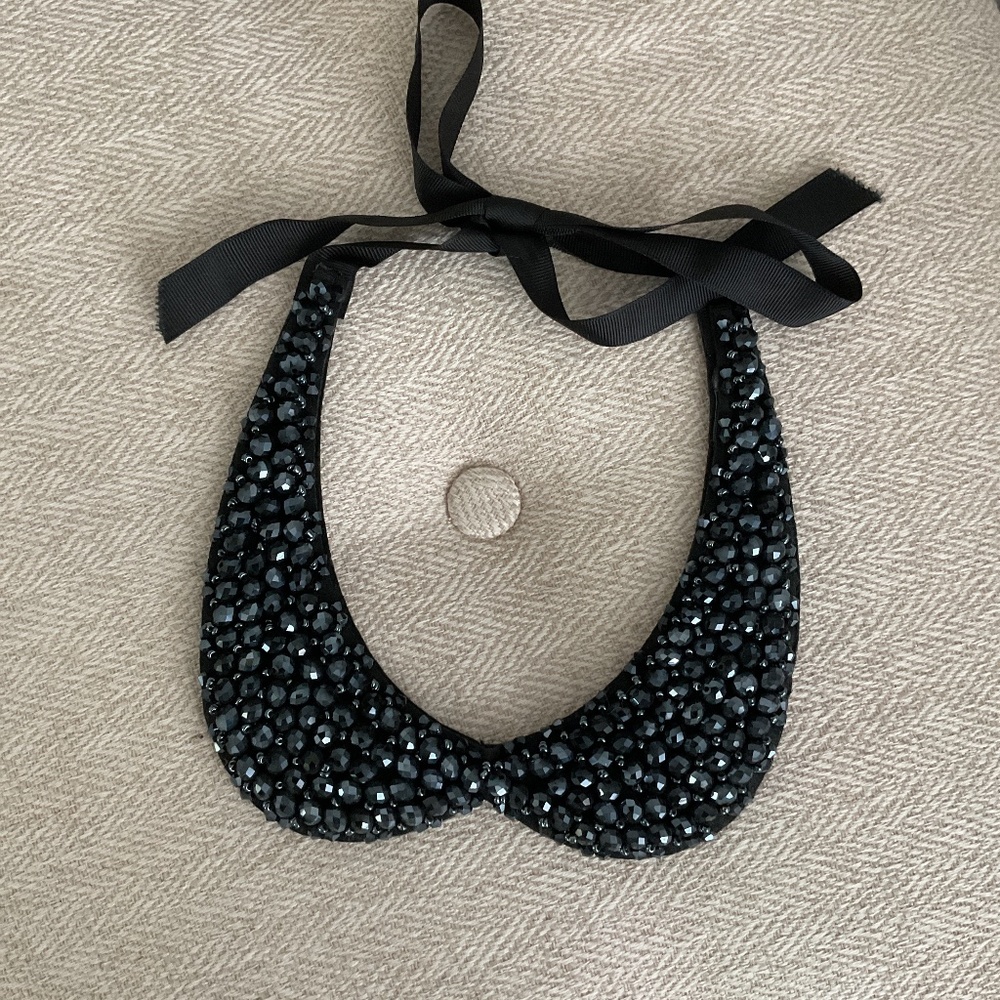 Crystal glow grain ribbon necklace. .